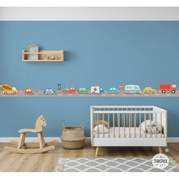 Cenefa infantil amb cotxes de colors a la paret d’una habitació infantil