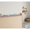 Cenefa infantil amb cotxes de colors a la paret d’una habitació infantil