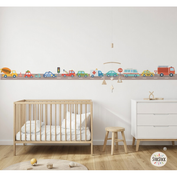 Cenefa infantil amb cotxes de colors a la paret d’una habitació infantil
