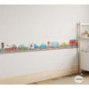 Cenefa infantil amb cotxes de colors a la paret d’una habitació infantil