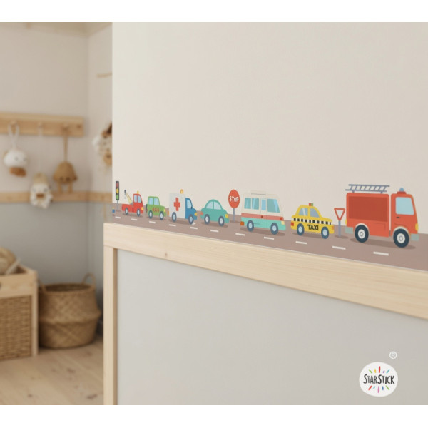 Cenefa infantil amb cotxes de colors a la paret d’una habitació infantil