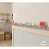 Cenefa infantil amb cotxes de colors a la paret d’una habitació infantil