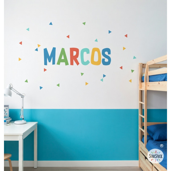 Sticker mural enfant personnalisé avec prénom et triangles colorés sur le mur d’une chambre d’enfant