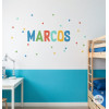 Vinilo infantil personalizado con nombre y triángulos de colores en pared de habitación de niños