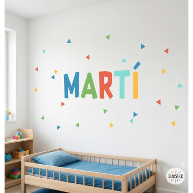 Vinilo infantil personalizado con nombre y triángulos de colores en pared de habitación de niños