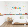 Sticker mural enfant personnalisé avec prénom et triangles colorés sur le mur d’une chambre d’enfant
