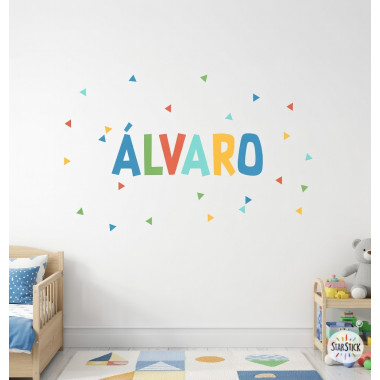 Vinilo infantil personalizado con nombre y triángulos de colores en pared de habitación de niños