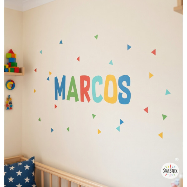 Vinilo infantil personalizado con nombre y triángulos de colores en pared de habitación de niños