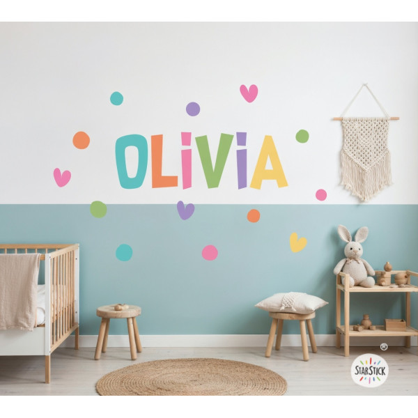 sticker décoratif personnalisé avec nom et cœurs colorés pour chambre d’enfant
