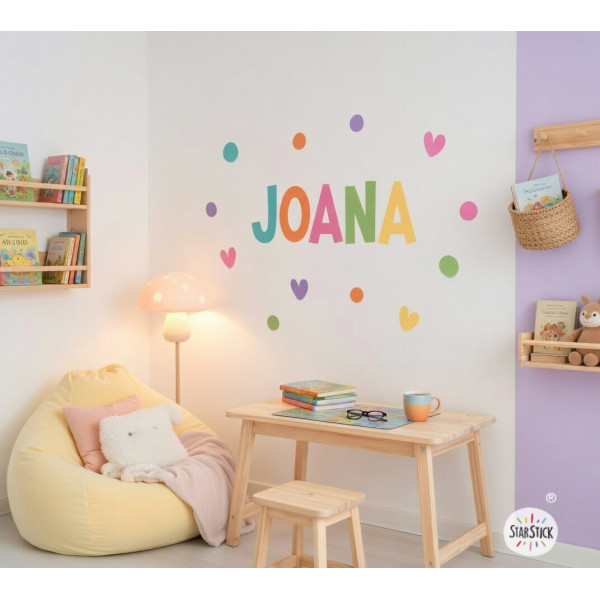 vinilo decorativo personalizado con nombre y corazones de colores para habitación infantil