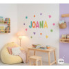 Vinil decoratiu personalitzat amb nom i cors de colors per a habitació infantil