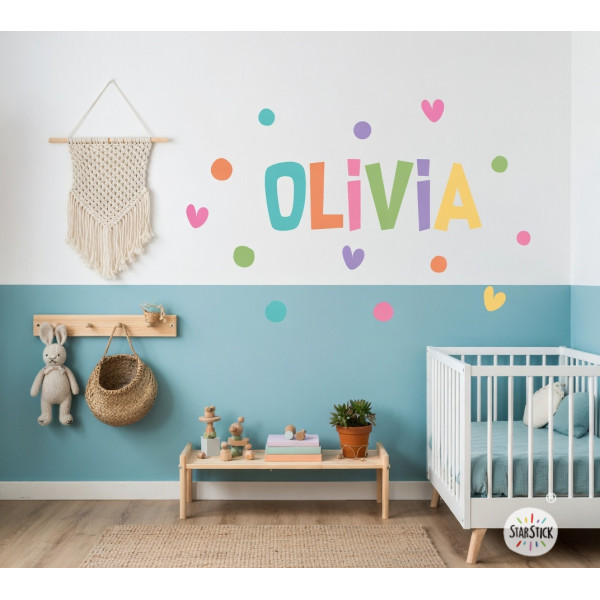 sticker décoratif personnalisé avec nom et cœurs colorés pour chambre d’enfant