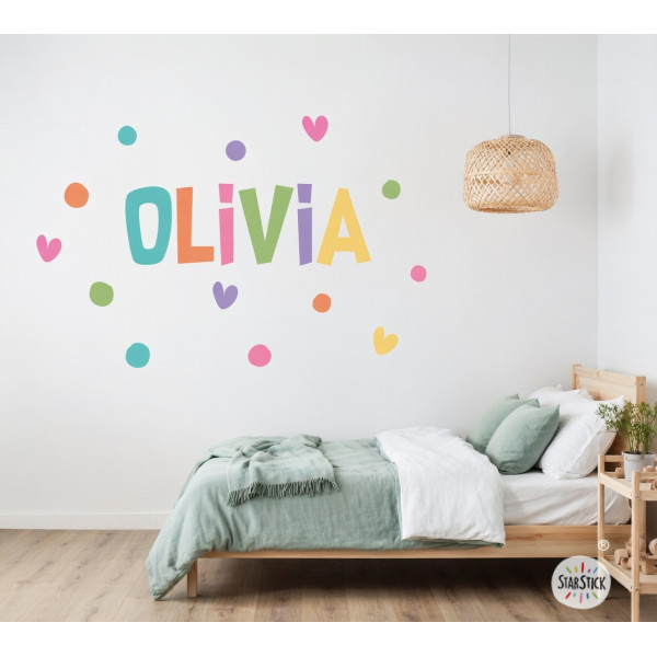 sticker décoratif personnalisé avec nom et cœurs colorés pour chambre d’enfant