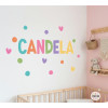 sticker décoratif personnalisé avec nom et cœurs colorés pour chambre d’enfant