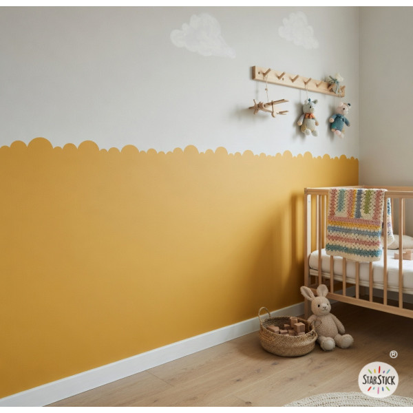 Papier peint adhésif mi-hauteur avec ondulations irrégulières sur un mur moderne