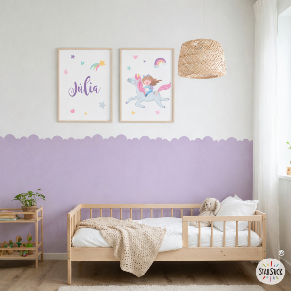 Papel pintado autoadhesivo de media pared con ondas irregulares en pared moderna