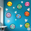 Vinilo decorativo infantil con caras sonrientes de colores