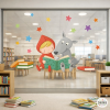 Vinil infantil per a vidres de centres educatius amb la Caputxeta Vermella i el Llop llegint
