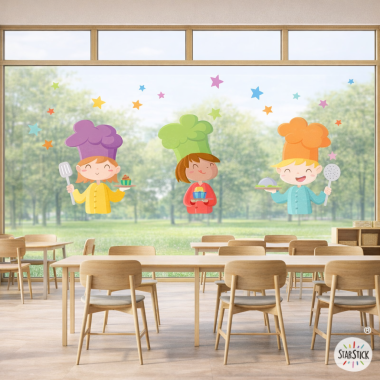 Decoració per a vidre amb cuiners infantils i estrelles de colors.