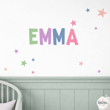 Adhesiu de paret infantil personalitzat amb nom model Candy en habitació infantil