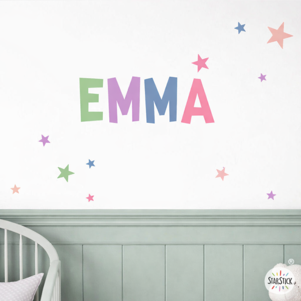 Sticker mural enfant personnalisé avec prénom modèle Candy dans une chambre d’enfant