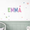 Adhesiu de paret infantil personalitzat amb nom model Candy en habitació infantil