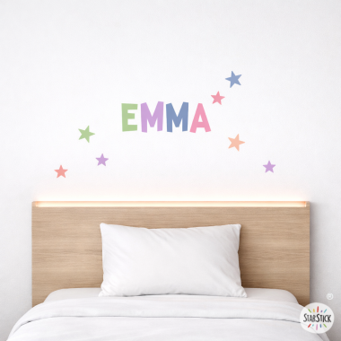Adhesiu de paret infantil personalitzat amb nom model Candy en habitació infantil
