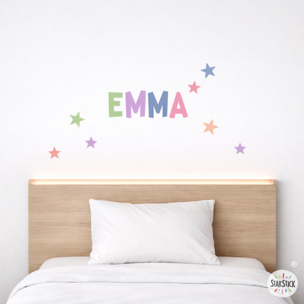 Sticker mural enfant personnalisé avec prénom modèle Candy dans une chambre d’enfant