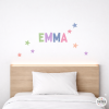 Adhesivo decorativo infantil personalizado con nombre modelo Candy en pared de habitación infantil