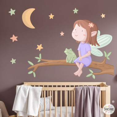 Vinilo infantil de hada sentada en una rama con luna, estrellas y nombre personalizado para decorar habitaciones de bebé y niña