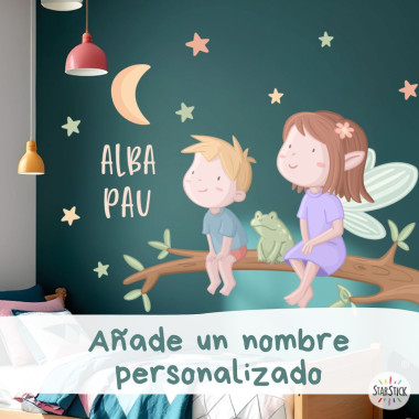 Vinilo decorativo infantil de hada y hermano sentados en una rama con luna y estrellas para habitación infantil