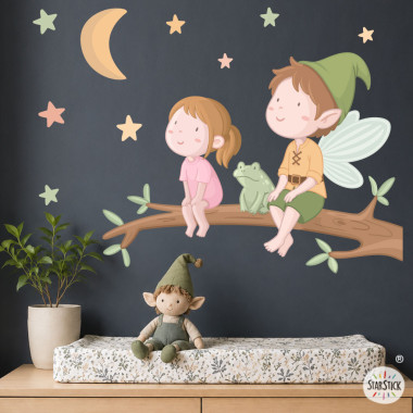 Vinilo decorativo infantil de duende y niña sentados en una rama con luna y estrellas para habitación infantil