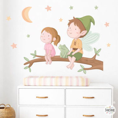 Vinil decoratiu infantil de follet i nena asseguts en una branca amb lluna i estrelles per habitació infantil