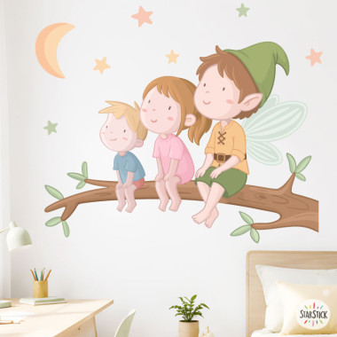 Vinilo decorativo infantil de duende con hermanos sentados en una rama con luna y estrellas para habitación infantil