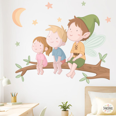 Vinilo decorativo infantil de duende con hermanos sentados en una rama con luna y estrellas para habitación infantil