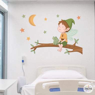 Vinilos infantiles Hospitalarios | Duende en la rama con luna y estrellas