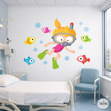 Vinils decoratius per a espais de pediatria | Nena bussejadora | Decoració infantil