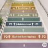 Stickers personnalisés pour escaliers avec signalétique | Personnalisez textes et couleurs