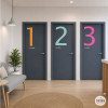 Vinilos decorativos con números y texto para señalización de puertas en espacios públicos, oficinas y edificios.