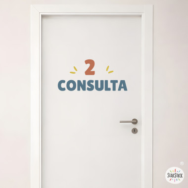 Vinil decoratiu personalitzat per a senyalització de centre sanitari, amb número i text en estil boho