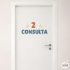 Vinil decoratiu personalitzat per a senyalització de centre sanitari, amb número i text en estil boho