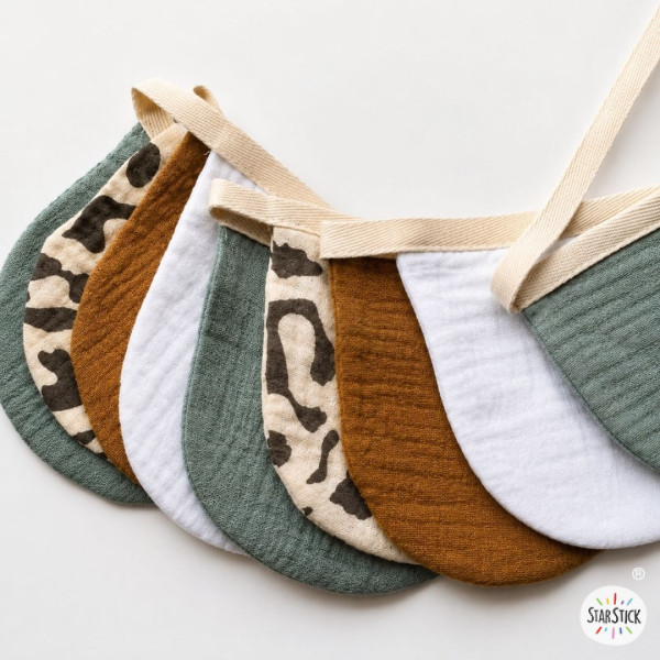 Guirnalda con banderines de tela. Media luna. Combinación sabana