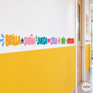 senefa educativa adhesiva amb paraules i colors per decorar parets d’aules i escoles
