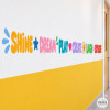 Bande adhésive éducative avec mots et couleurs pour décorer les murs des salles de classe et des écoles