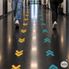Fletxes dobles autoadhesives per a terra personalitzables en color | Senyalització d’espais públics