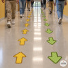 Flechas autoadhesivas para suelo personalizables en color | Señalización de espacios públicos