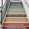 Decoració d’escales escolars. Vinils amb frases de cohesió escolar