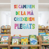 Vinil decoratiu amb la frase Si caminem de la mà, creixerem junts per decorar escoles amb missatge positiu.